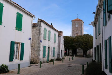 Rue de La Flotte-en-Ré avec l'église catholique Sainte-Catherine-d'Alexandrie