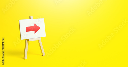 Cuadros en Lienzo Easel with a red right arrow on a yellow background
