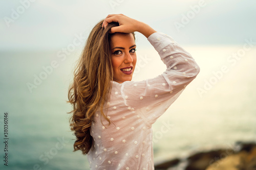 Fotografía Chica con blusa blanca y bonita sonrisa en un acantilado