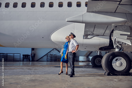 Fotomural Captain with air hostess enjoying good weather in the airport