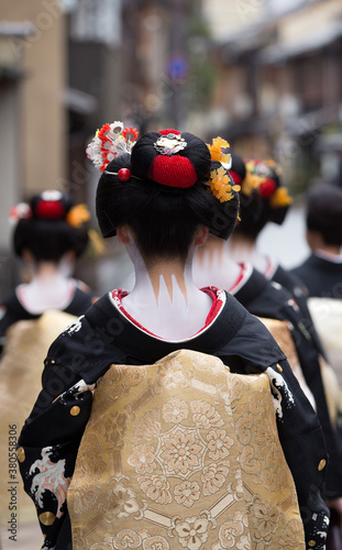 Fotografía Traditional geisha and maiko out and about walking in Gion Kyoto Japan