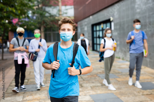 Fotografía Portrait of teenager in protective mask with backpack going to school lessons on sunny autumn day
