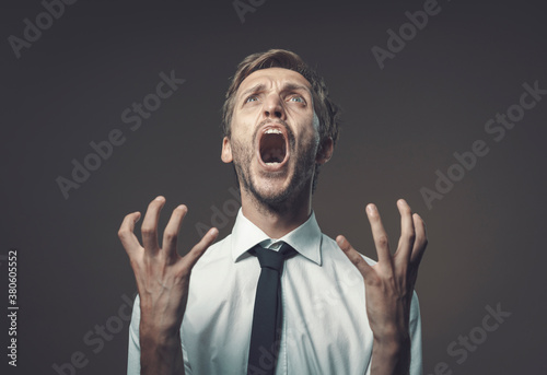 Fotomural Angry stressed man shouting out loud