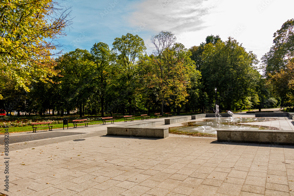 Łódź miasto park fontanna drzewa ścieżka plac - obrazy, fototapety, plakaty 