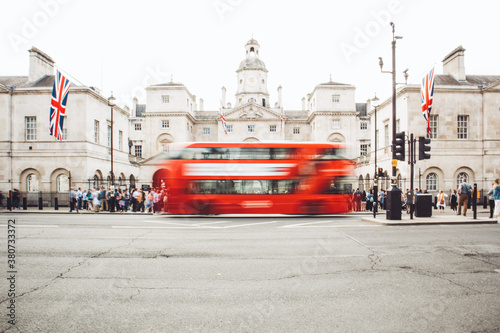Fotomural Red routemaster bus passes in front of Horseguards Parade on Whitehall, London