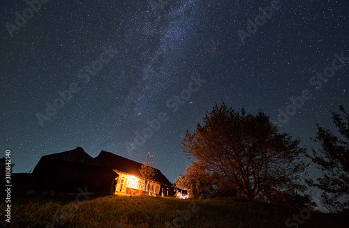 Fotografía Horizontal snapshot of a summerhouse in the mountains surrounded by trees by nig