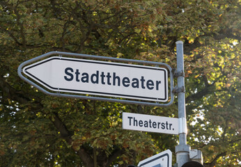 information sign for the way to the theatre