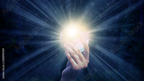 Cuadros en Lienzo Magic ball in a female hand on a dark background