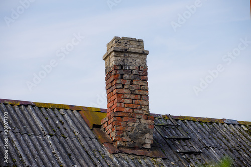 Fotografía roof with old brick chimney