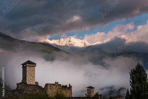 Fotomural castello montagne cime Ossana Trentino Pejo alpi