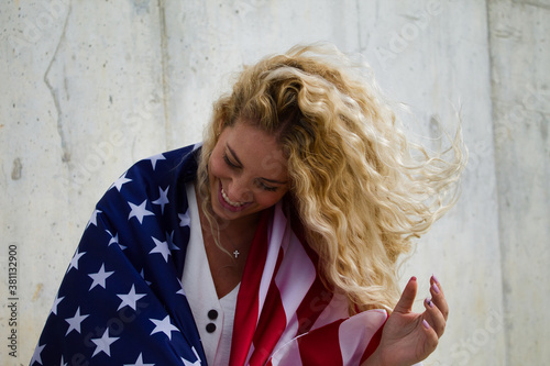 Fotografía blond girl happy with donald trump