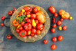 Kolorowe pomidory w koszyku - różne odmiany
