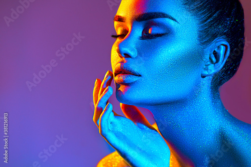Fotomural High Fashion model woman in colorful bright sparkles and neon lights