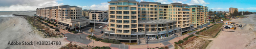 Fotografía GLENELG, AUSTRALIA - SEPTEMBER 14, 2018: Aerial view of buildings along the coas