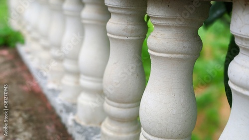 Fotografía White balusters stone railing