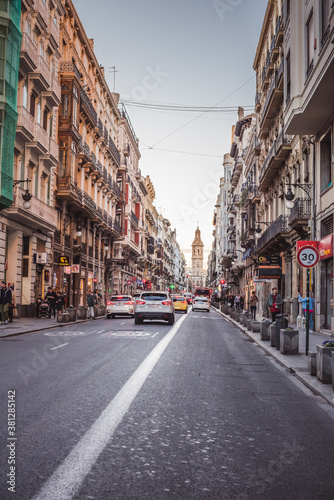 Fotografía street photo depicting the hustle and bustle of the city routine city life