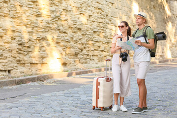 Wall Mural - Couple of tourists on city street