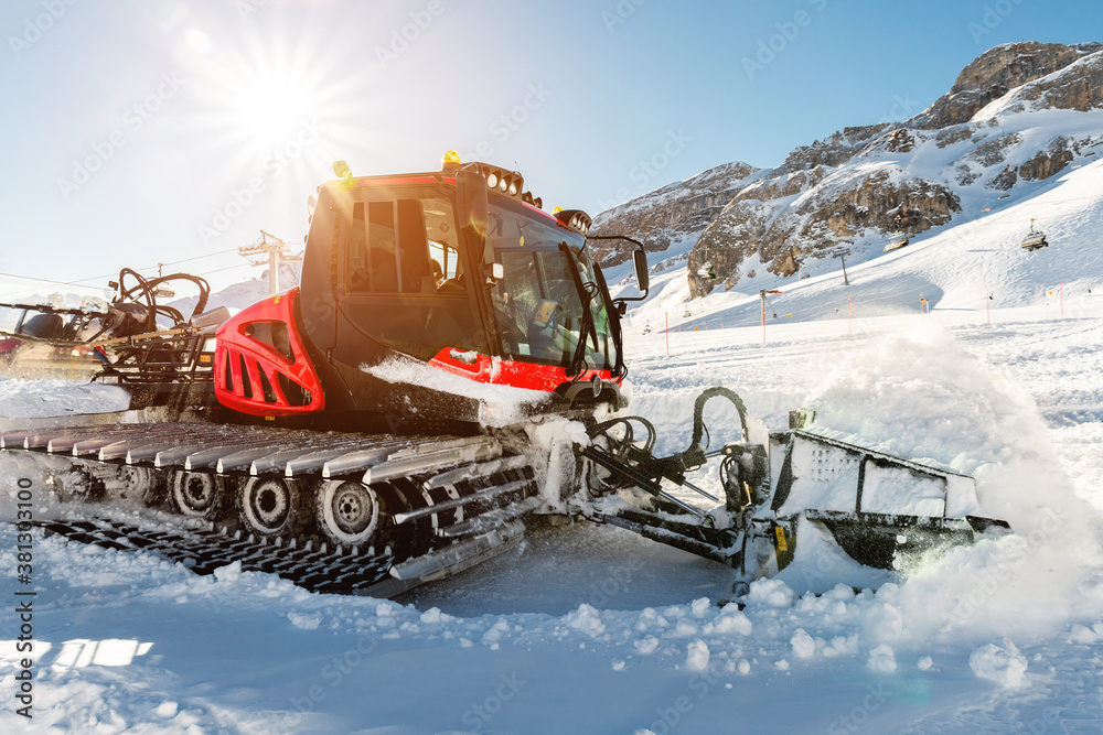 Snow Ripper Track Machine Red modern snowcat ratrack with snowplow snow grooming machine ...