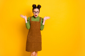 Poster - Photo of astonished crazy girl impressed graduate exam schedule information wear good look clothes spectacles isolated over vivid color background
