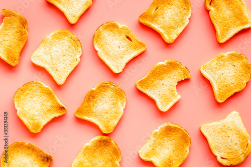 Fotografía Pattern of toast bread slices. Layout of food, overhead view