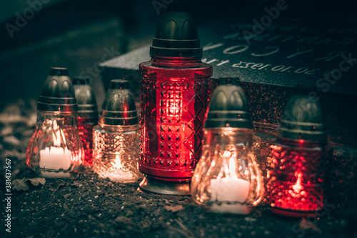 Fotografía All Saints Day concept, burning candles in lanterns in the cemetery with night a