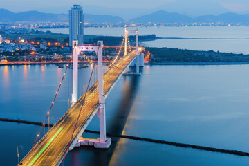 Wall Mural - Tran Thi Ly bridge crossing Han river at twilight in Da Nang, central Vietnam