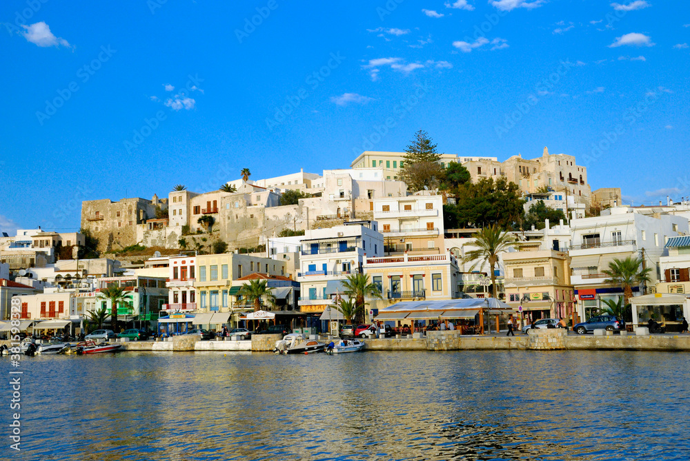 Greacka wyspa Naxos widziana od strony morza w pogodny dzień - obrazy, fototapety, plakaty 