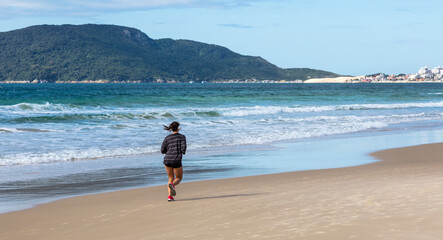 Canvas Print - Paisagem de praia com mulher correndo