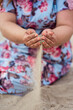 © Марина Верина - girl pouring sand from her hands