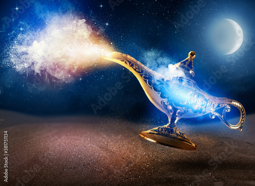 Cuadros en Lienzo Smoke exists from magic aladdin genie lamp in a desert