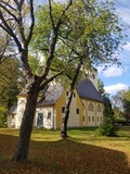 Fototapeta Tęcza - Church in autumn