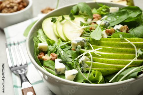 Fotomural Tasty salad with pear slices in bowl, closeup