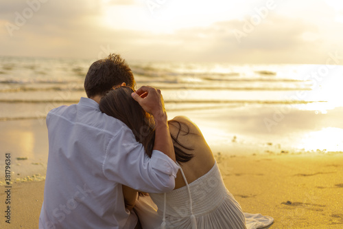 Fotografía Couple in love watching sunset together on the beach travel summer holidays