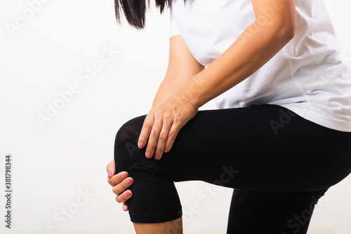 Fotografía Woman pain knee and she uses hand joint hold knee agony