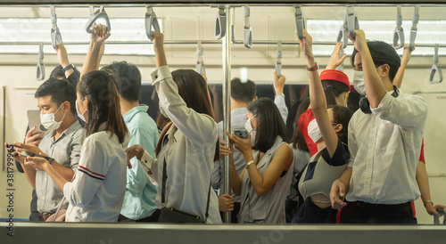 Fotomural Many people on the train wear anti-virus masks and travel during rush hours