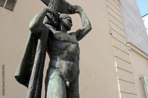 Fotografía mythology or allegoric statue in paris (france)