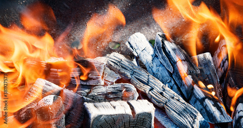 Cuadros en Lienzo Close-up of fire flames and black charcoal covered in ash in the open air