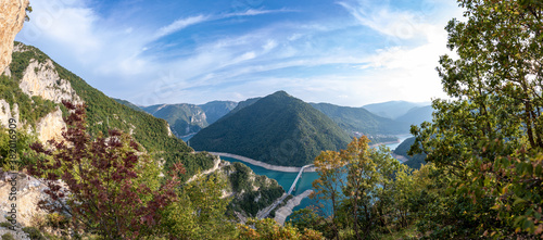 Cuadros en Lienzo Massive panorama of Lake Piva or Pivsko jezero in Montenegro