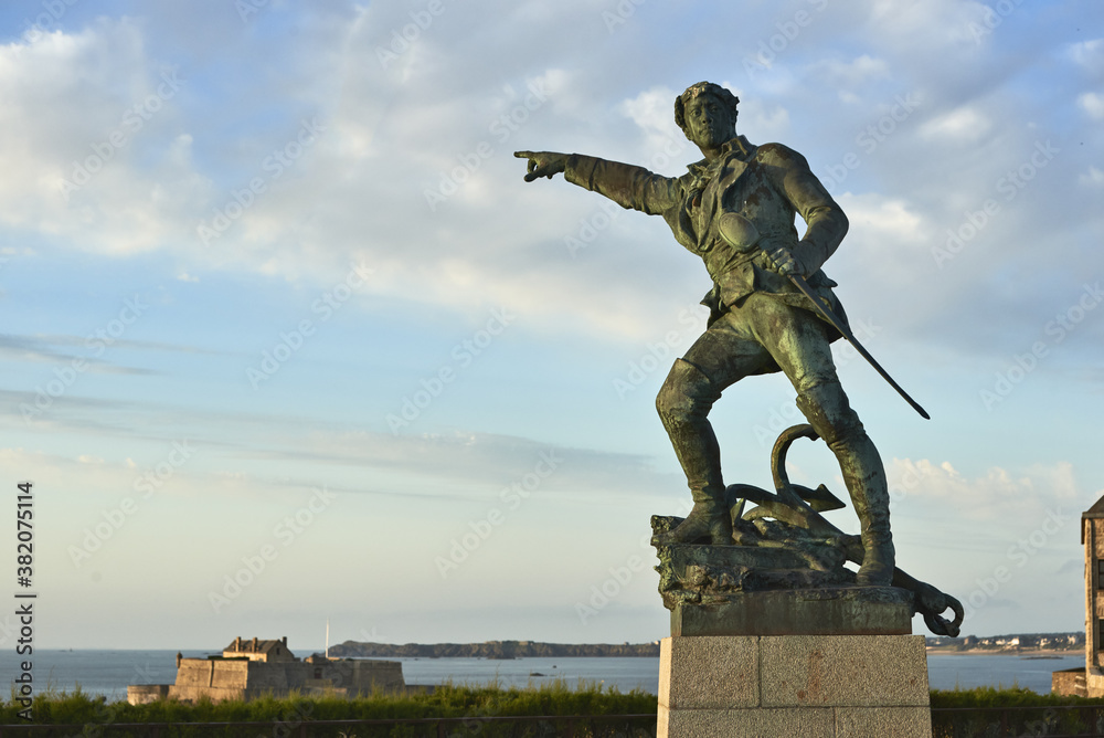 Monument to Robert Surcouf on a rampart of Saint Malo, Brittany, France - obrazy, fototapety, plakaty 
