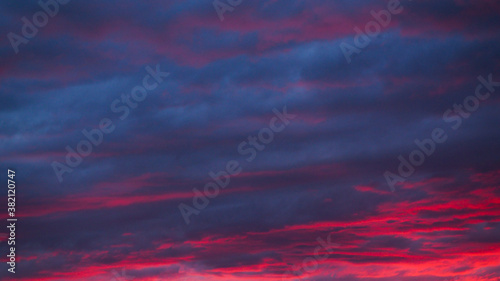 Fotomural Ciel mauve pendant le crépuscule, après le passage d'un orage