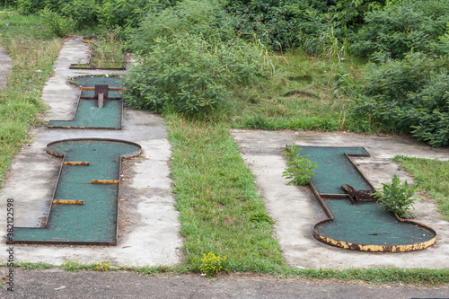 Fotomural Abandoned mini golf course in a bankrupted resorts with decaying and rusting gol