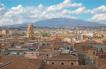 Fototapete - Catania - The town and Mt. Etna volcano in the background.