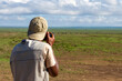© Klaus Heidemann - Auch der Guide fotografiert die riesigen Gnuherden im Serengeti-Nationalpark im Norden Tansanias