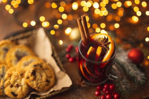 Cuadros en Lienzo Red mulled wine and chocolate chip cookies