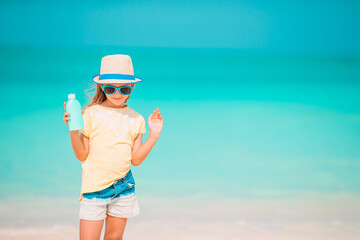 Wall Mural - Cute little girl at beach during summer vacation