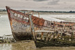 Cimetière marin, vieux bateaux dans le chenal d'un port sous un ciel gris