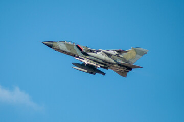 Poster - Avión de combate Tornado aterrizando