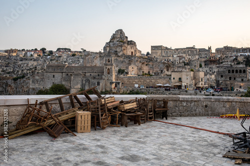 Fotografía Bond 25, Scenography elements used for explosion and fire scenes from the movie No Time to Die in Sassi, Matera, Italy