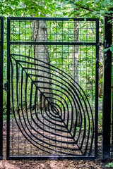 gate with leaf design