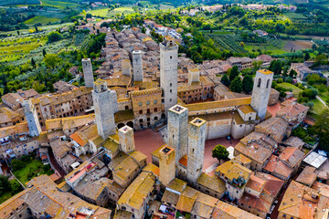 Wall Mural - San Gimignano in Italien aus der Luft | Luftbilder vom Dorf San Gimignano in der Toskana